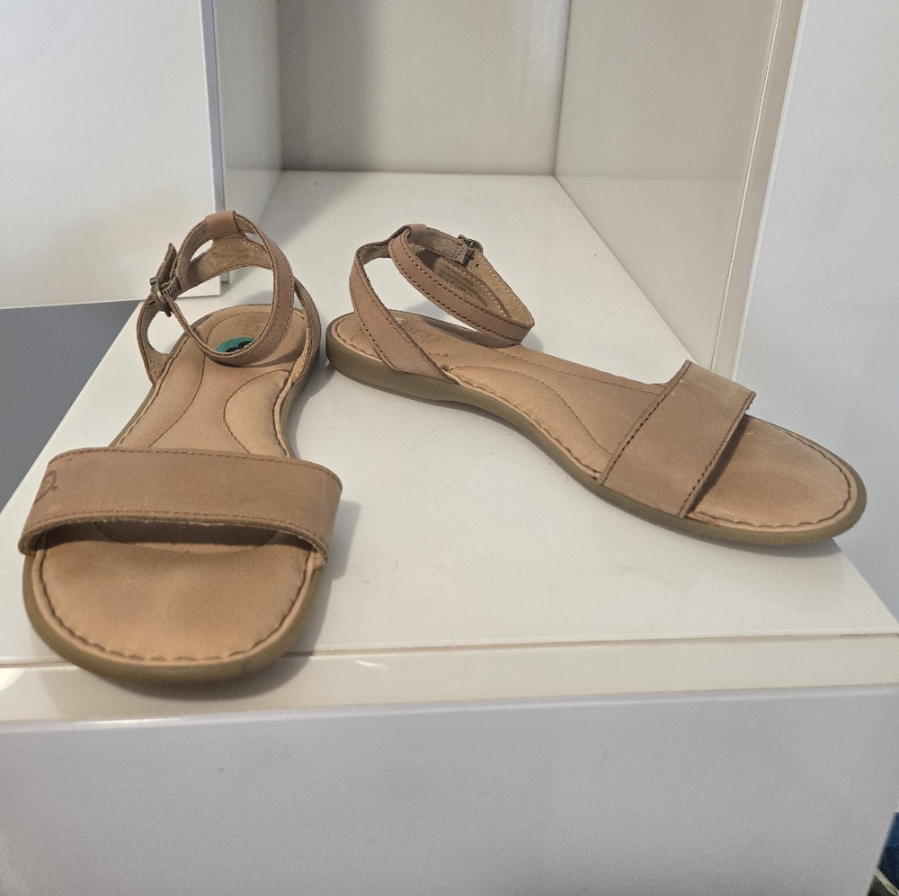 BJORN Women's Tan Sandals Size 8